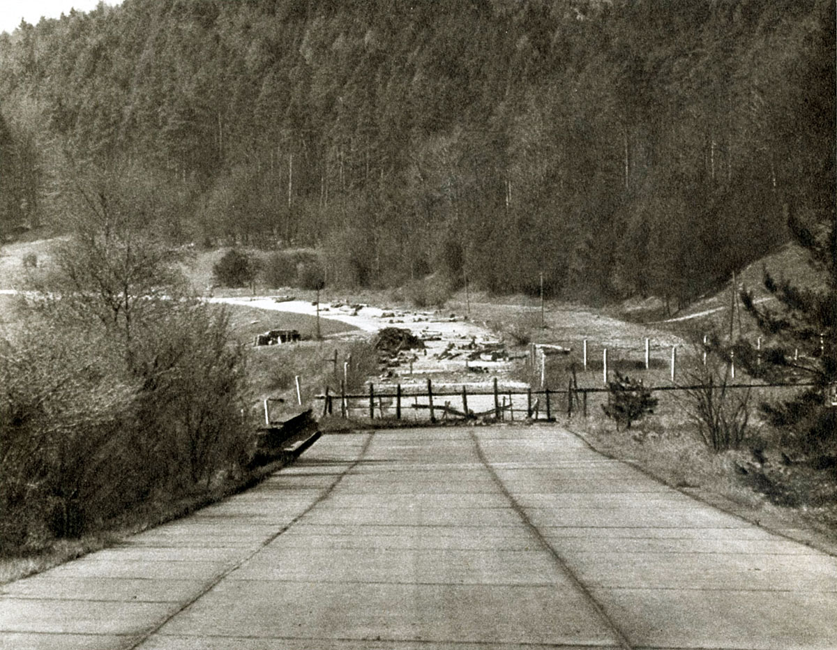 Gesperrte Autobahn bei Obersuhl an der Strecke Frankfurt - Eisenach - Berlin, vor 1972